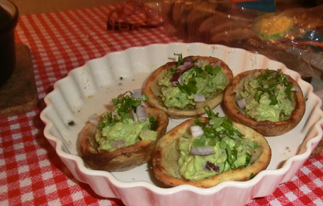 Krokant uitgeholde aardappel met guacamole