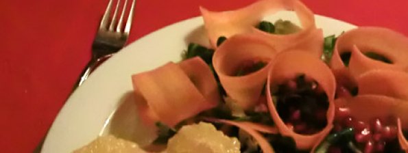 Salade met granaatappel wortel munt en tuinkers