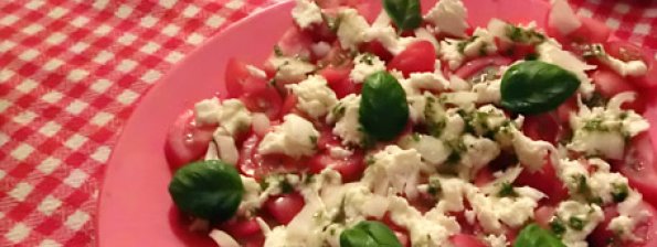 Salade caprese met tomaat, basilicum en mozzarella