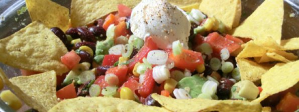 Mexicaanse salade met kidneybonen, mais, tomaat, avocado, paprika en peper