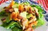 Gegrilde kip salade met kiwi abrikoos en papaya