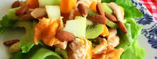 Gegrilde kip salade met kiwi abrikoos en papaya