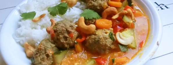 Thaise curry met groenten gehaktballen en veel saus