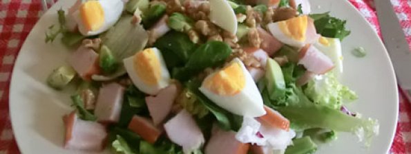Salade met walnoten, avocado en ei