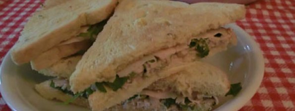 Sandwich met tonijn, kip en rucola