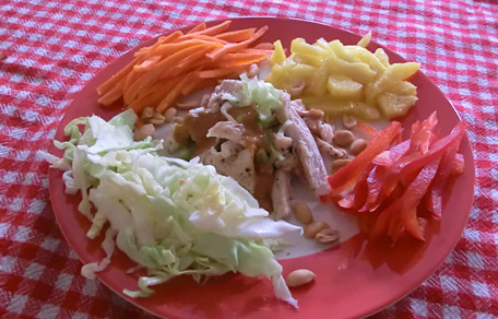 Indonesische salade met ananas kip en pittige pinda dressing