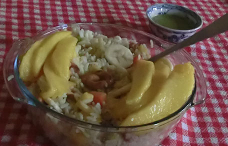 Rijst met mango, banaan en cashew