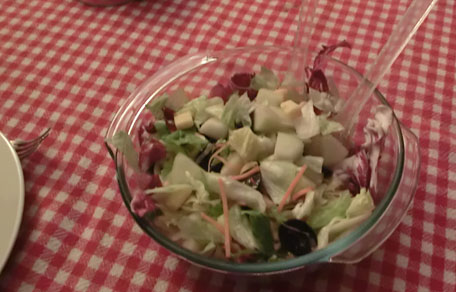 Salade met fruit, kaas en noten